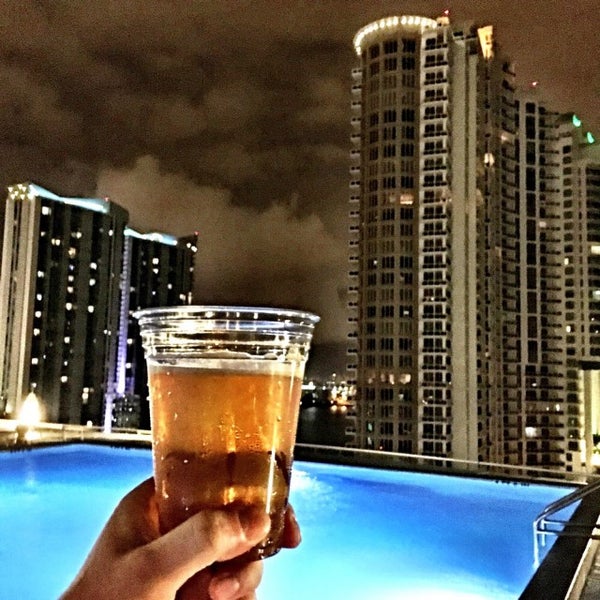 10/19/2015 tarihinde  ℋumorousziyaretçi tarafından Viceroy Miami Hotel Pool'de çekilen fotoğraf