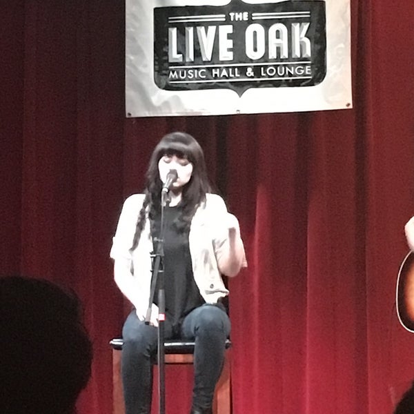 Foto tomada en Live Oak Music Hall &amp; Lounge  por  ℋumorous el 10/22/2015