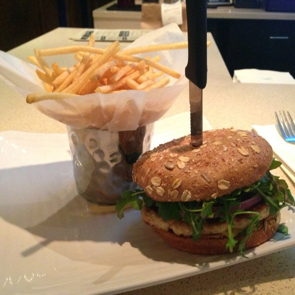รูปภาพถ่ายที่ Liberty Burger โดย  ℋumorous เมื่อ 3/16/2013