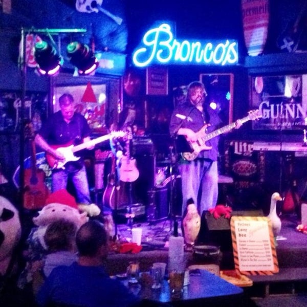 Photo taken at Bronco&#39;s Sports Bar &amp; Grill by  ℋumorous on 9/6/2014