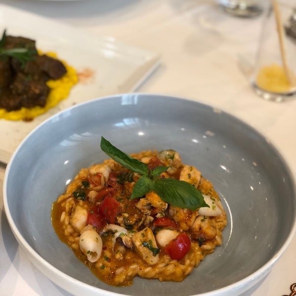 Снимок сделан в Garibaldi Italian Restaurant &amp; Bar пользователем Jasmine T. 6/30/2019