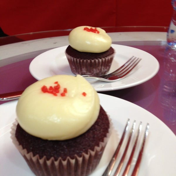 รูปภาพถ่ายที่ Red Velvet Cupcakery โดย Fatma เมื่อ 4/19/2013