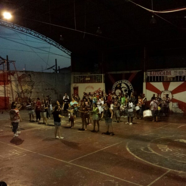 รูปภาพถ่ายที่ G.R.C.S Escola de Samba Unidos de São Lucas โดย Fabio K. เมื่อ 2/2/2014