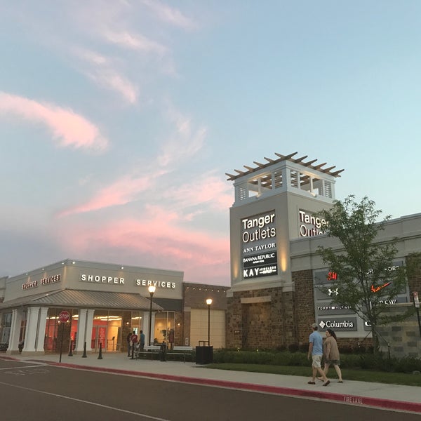 Foto diambil di Tanger Outlet Southaven oleh Gary W. pada 5/18/2017