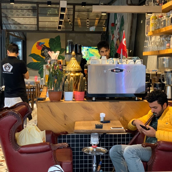Photo taken at Beşiktaş Kahvesi Hookah Lounge by Mehmet Mehdi dalmaz on 11/18/2019