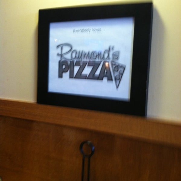 Das Foto wurde bei Raymond&#39;s Pizza von Melissa O. am 1/14/2013 aufgenommen