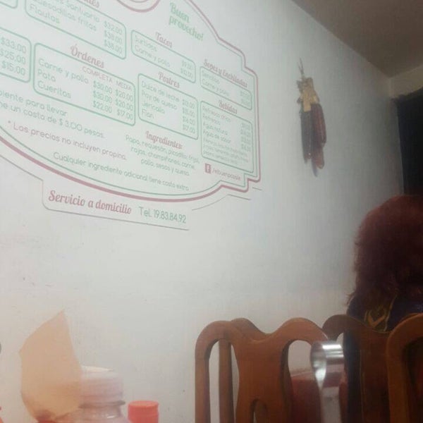 A pesar de q estaba lleno el lugar, eso no significa que sea exitoso, mal servicio muuuy tardados, la comida buena pero no excelente tienen mucho por mejorar...