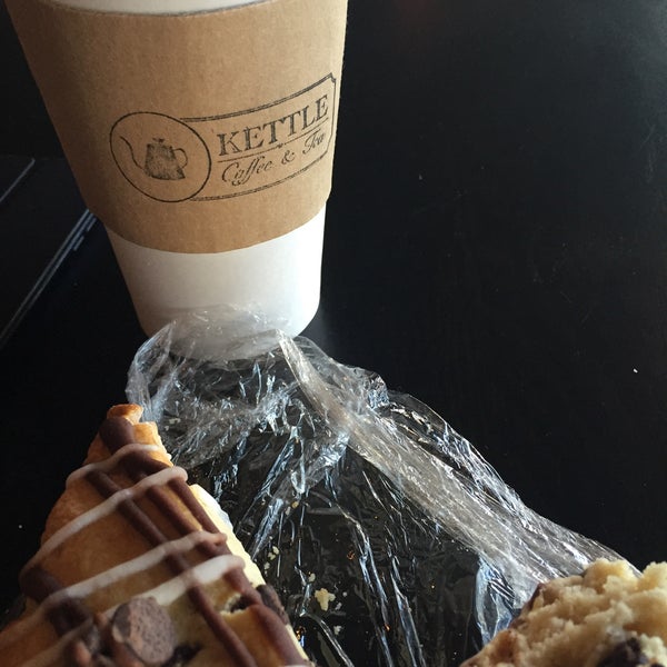 6/24/2015 tarihinde Jonathan S.ziyaretçi tarafından Kettle Coffee &amp; Tea'de çekilen fotoğraf