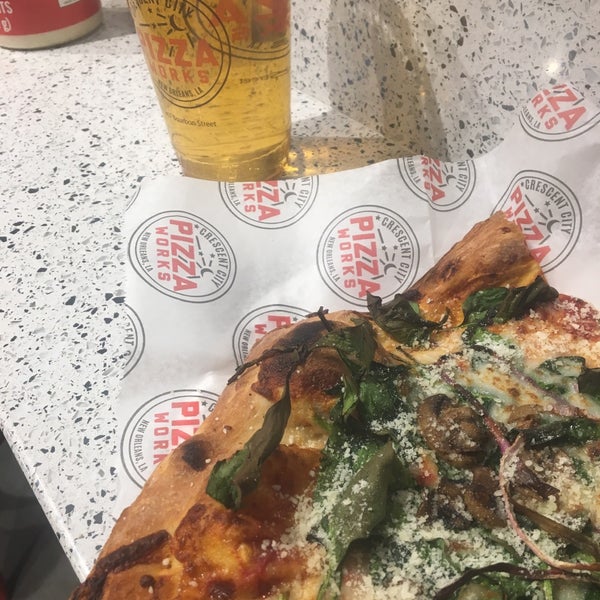 Foto diambil di Crescent City Pizza Works oleh 🐾Karen🐾 . pada 1/17/2018