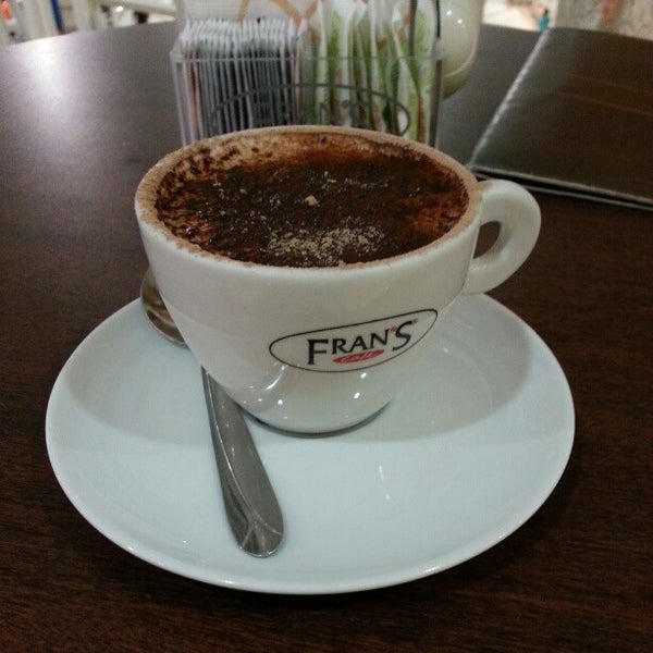 รูปภาพถ่ายที่ Fran&#39;s Café โดย Olavo N. เมื่อ 11/3/2012