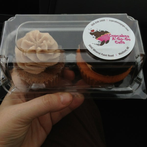 รูปภาพถ่ายที่ Cupcakes-A-Go-Go โดย Megan H. เมื่อ 6/28/2013