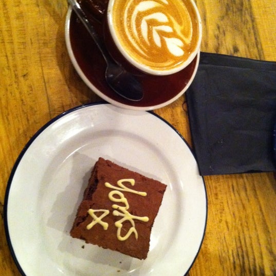 Foto tirada no(a) Yorks Bakery Cafe por Amine B. em 11/2/2012