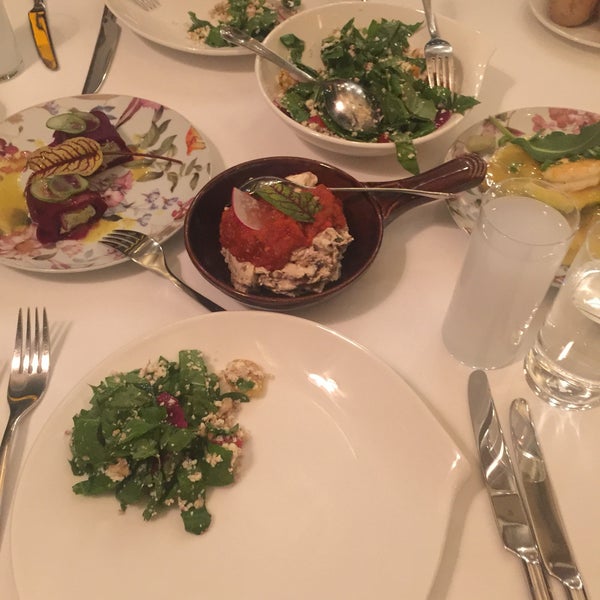รูปภาพถ่ายที่ Caviar Seafood Restaurant โดย Dilek E. เมื่อ 3/10/2017