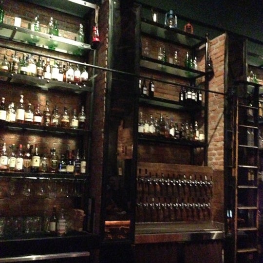 Foto tirada no(a) Rosewood Tavern por Jamez em 10/15/2012