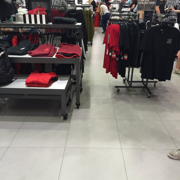 Foot Locker - Černý Most - Chlumecká 765/6