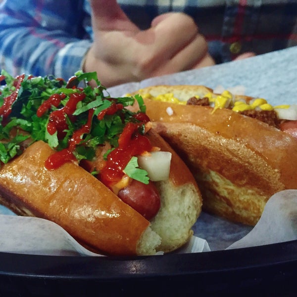 2/15/2016에 Morgan D.님이 Haute Dogs &amp; Fries Restaurant에서 찍은 사진