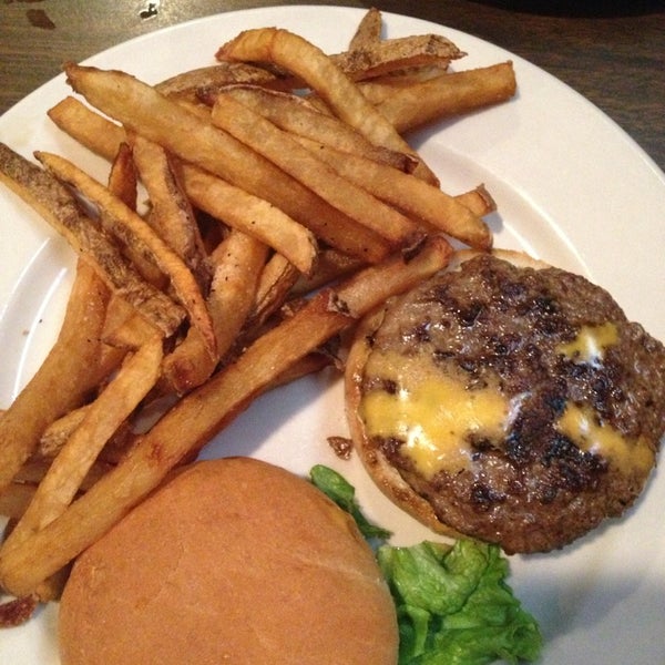 รูปภาพถ่ายที่ Brewburgers โดย Nikki L. เมื่อ 2/5/2013