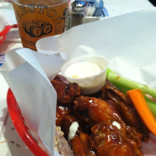 10/23/2012 tarihinde Joe S.ziyaretçi tarafından Hot Wings Cafe'de çekilen fotoğraf