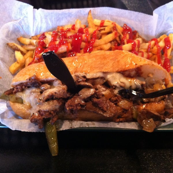 Снимок сделан в Mojo&#39;s Famous Burgers Cherrydale пользователем Allison M. 3/3/2013