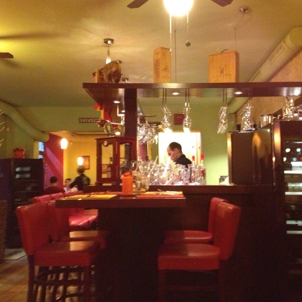 Das Foto wurde bei Española – Restaurante &amp; Tapas Bar von Vlad M. am 2/7/2014 aufgenommen