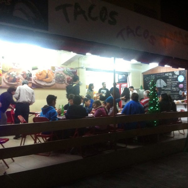 Foto scattata a Tacos, tacos y más tacos da Regina H. il 12/24/2013