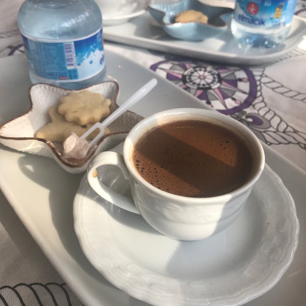 Das Foto wurde bei Cafe Az Şekerli von Zeynep O. am 11/1/2017 aufgenommen