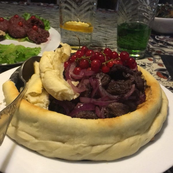 Лучшая грузинская кухня, что мы пробовали в Тбилиси. Многих авторских блюд нет в меню, рекомендую спрашивать официанта. Попробуйте телятину в саперави на кеце. Имейте в виду, порции большие.