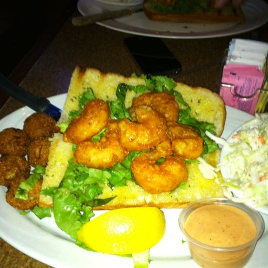 รูปภาพถ่ายที่ Gulf Shore Restaurant &amp; Grill โดย Ryan C. เมื่อ 11/6/2012