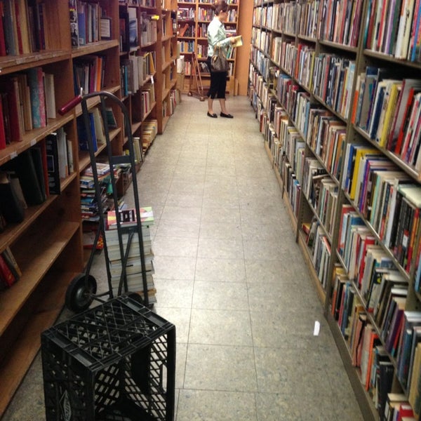 Foto diambil di Mercer Street Books oleh Jocelyn G. pada 8/7/2013