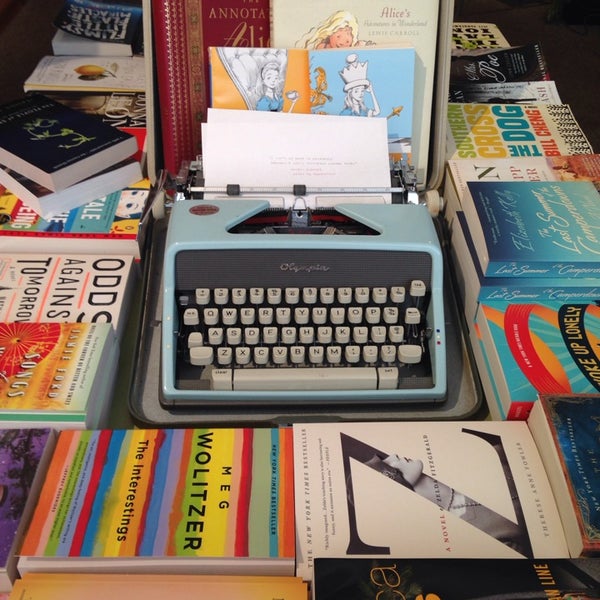 Foto tirada no(a) The Astoria Bookshop por Jocelyn G. em 4/6/2014
