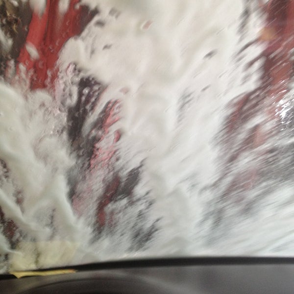 5/3/2013 tarihinde jimmy V.ziyaretçi tarafından Madison Car Wash'de çekilen fotoğraf