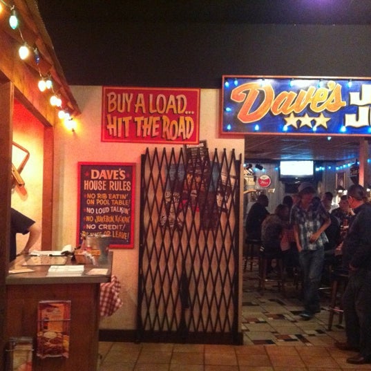 Photo taken at Famous Dave&#39;s by Justin Z. on 9/29/2012