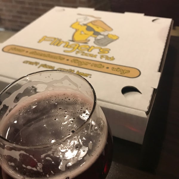 Foto tirada no(a) Flingers Pizza Pub por Justin Z. em 2/8/2019