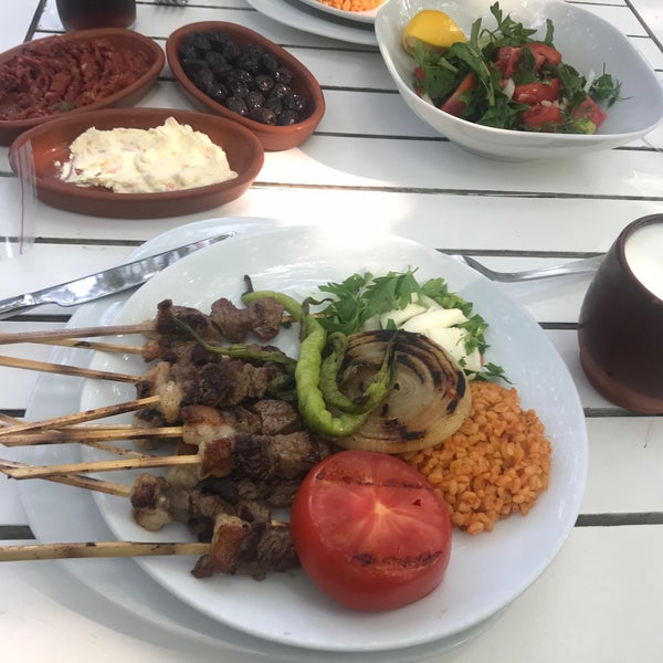 Снимок сделан в Ömür Restaurant пользователем Tarkan @. 10/20/2019
