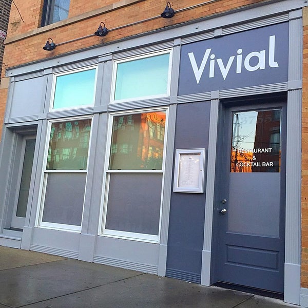 Das Foto wurde bei Vivial Restaurant &amp; Cocktail Bar von Vivial Restaurant &amp; Cocktail Bar am 12/1/2015 aufgenommen