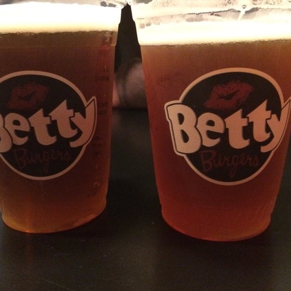 11/8/2014にMary M.がBetty Burgersで撮った写真