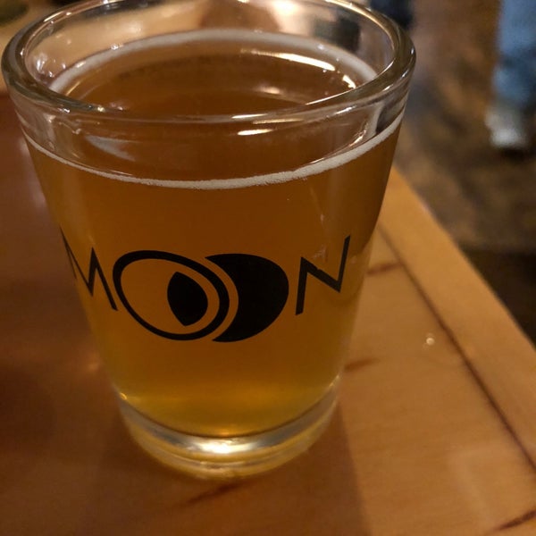 Photo taken at Moon Under Water Pub &amp; Brewery by Lee J. on 11/21/2018