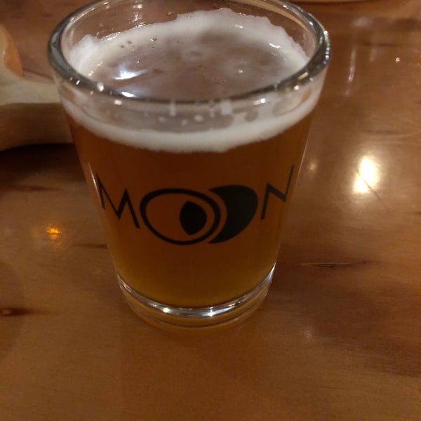 Foto diambil di Moon Under Water Pub &amp; Brewery oleh Lee J. pada 11/21/2018