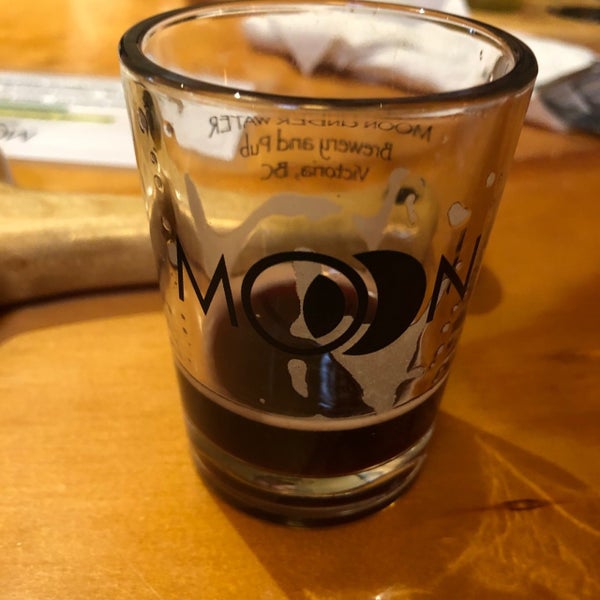 Photo taken at Moon Under Water Pub &amp; Brewery by Lee J. on 5/14/2019