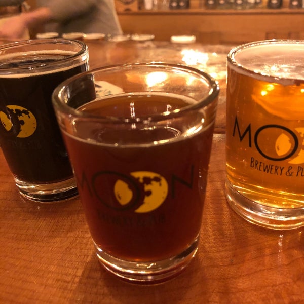 Photo taken at Moon Under Water Pub &amp; Brewery by Lee J. on 12/16/2018