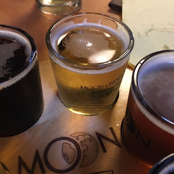 6/17/2018 tarihinde Lee J.ziyaretçi tarafından Moon Under Water Pub &amp; Brewery'de çekilen fotoğraf