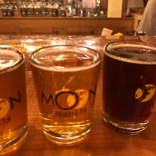 Photo taken at Moon Under Water Pub &amp; Brewery by Lee J. on 12/16/2018