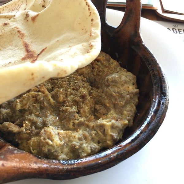 Todo buenísimo, la atención de todas las áreas es excepcional y la comida espectacular, las conchas son una delicia y eso que no soy fan de los postres. Pidan la cazuela árabe,  muy buena porción