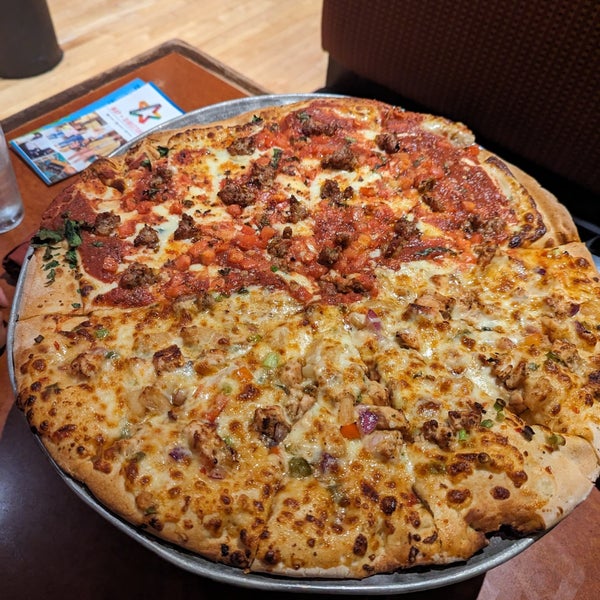 9/12/2023 tarihinde Sujan P.ziyaretçi tarafından Pizza Lucé'de çekilen fotoğraf