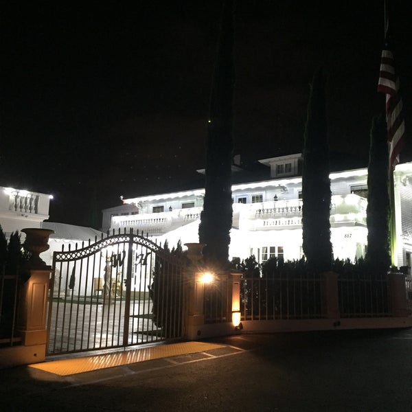 Снимок сделан в Anaheim White House Restaurant пользователем Lisa S. 7/12/2016