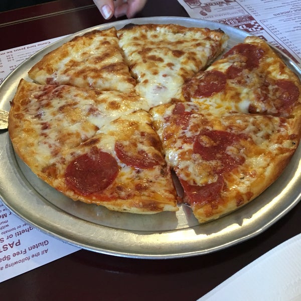 Foto diambil di Demetrio&#39;s Restaurant &amp; Pizza oleh Shelbie M. pada 6/15/2016