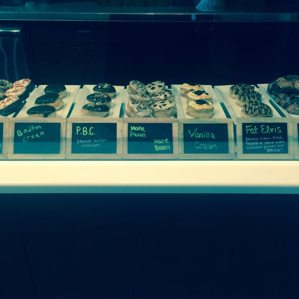 5/22/2016에 Kristiana님이 Holey Moley Coffee + Doughnuts에서 찍은 사진