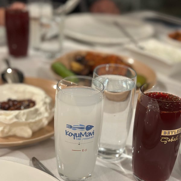 Foto tirada no(a) KoyuMavi Balık Restaurant por Hasan Mert Y. em 12/24/2022