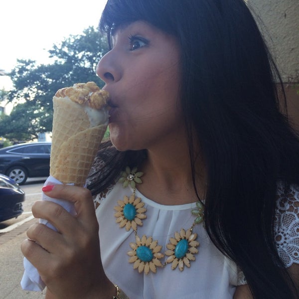 7/5/2014 tarihinde Erika Z.ziyaretçi tarafından Sprinkles Dallas Ice Cream'de çekilen fotoğraf