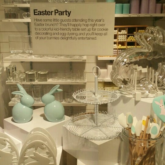 Photo taken at Crate &amp; Barrel by Jesse S. on 2/28/2016